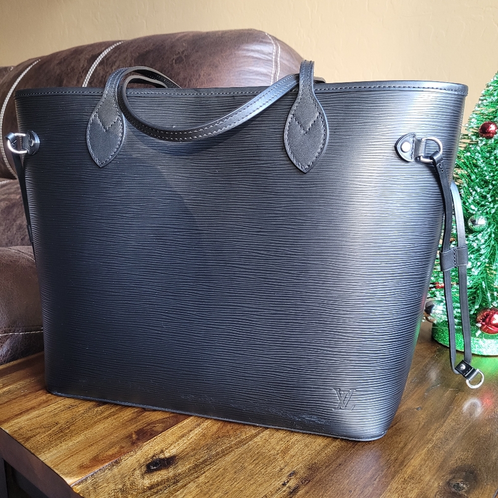 Beautiful LV Neverfull MM in discontinued Epi Noir leather.
